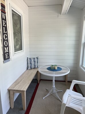 Dining - Luxury Cottage in Alex Bay 3 bedrooms, 2.5 baths.  Book your 2026 Vacation Now!! (Alexandria Bay)