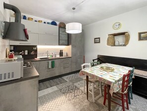 Frigorífico, microondas, horno y placa de cocina