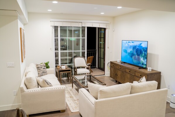 Smart TV - PH-2 BLACKBURN AVE (Los Angeles)