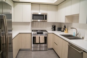 Fridge, oven, stovetop, dishwasher