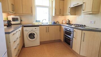 Cottage | Bếp riêng | Tủ lạnh, lò nướng bánh mì, dụng cụ nấu nướng/bát dĩa/dao nĩa