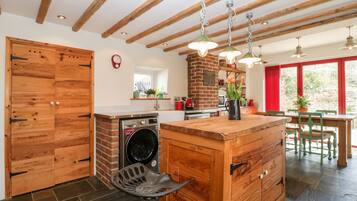 Cottage | Privékeuken | Een koelkast, een vaatwasser, een waterkoker, een broodrooster