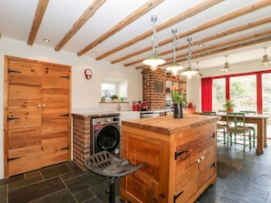 Cottage | Privékeuken | Een koelkast, een vaatwasser, een waterkoker, een broodrooster