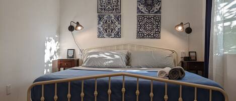 2 chambres, bureau, fer et planche Ă repasser, lit parapluie