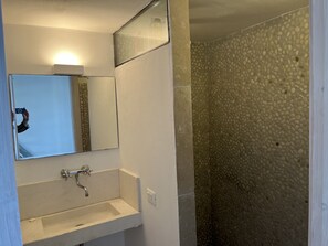 Bañera, secador de pelo, bidet, toallas