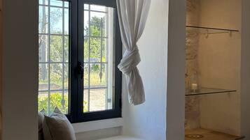 3 bedrooms, iron/ironing board, travel cot, free WiFi