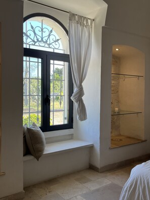 3 habitaciones, tabla de planchar con plancha y cuna de viaje 