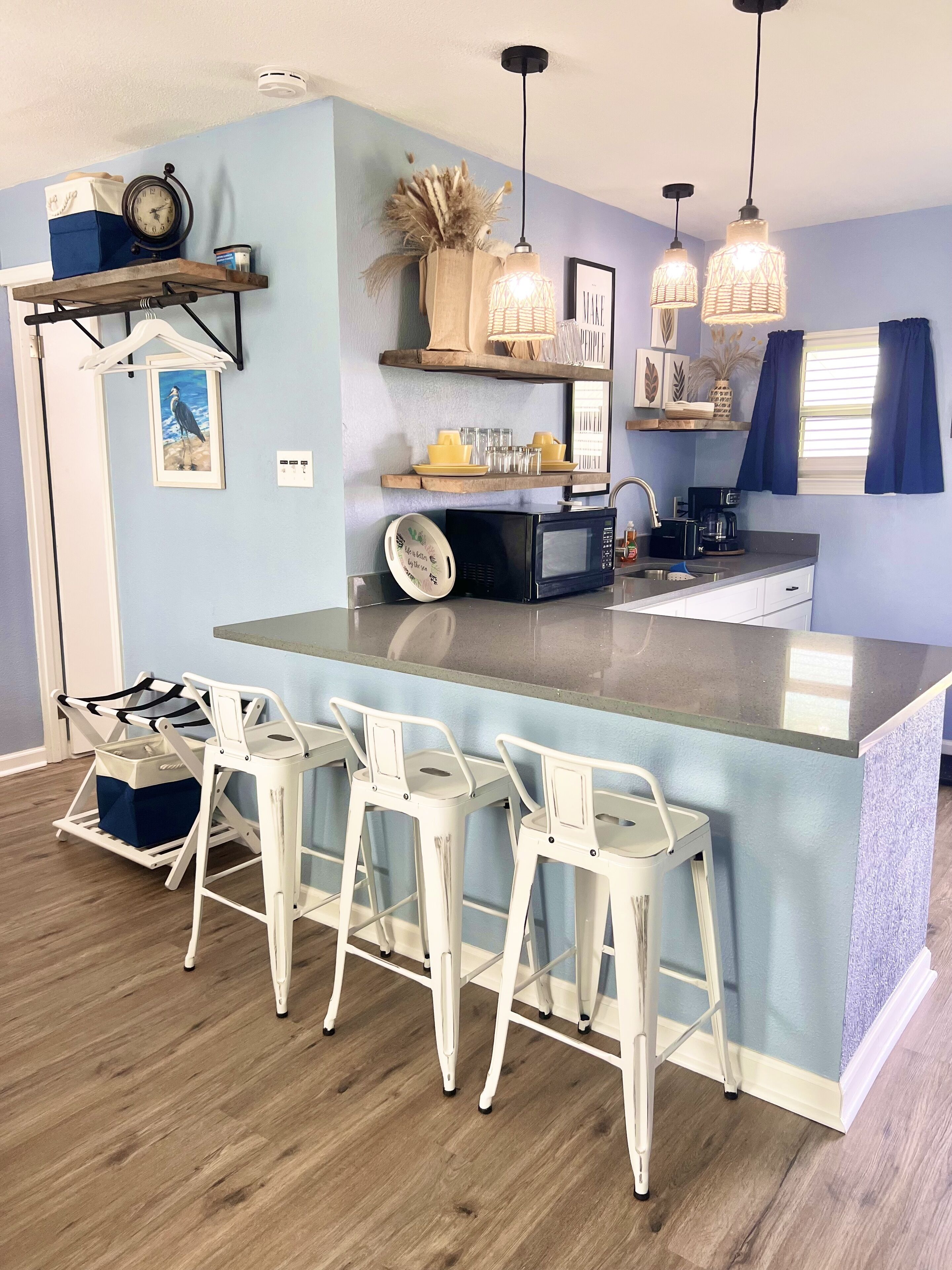 Een koelkast, een magnetron, een koffiezetapparaat/waterkoker