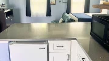 Refrigerador, microondas, cafetera/tetera, utensilios de cocina