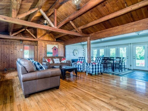 Lakefront Log Cabin Retreat