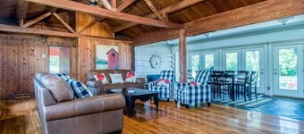 Lakefront Log Cabin Retreat