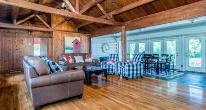 Lakefront Log Cabin Retreat