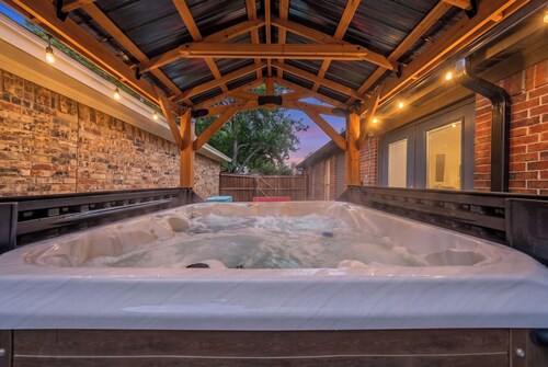 Mansfield Farmhouse, Hot Tub, Arcade, Near
AT&T Stadium, Sleeps 6 + Pets OK