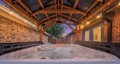 Mansfield Farmhouse, Hot Tub, Arcade, Near
AT&T Stadium, Sleeps 6 + Pets OK