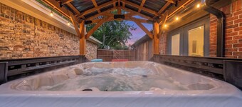 Mansfield Farmhouse, Hot Tub, Arcade, Near
AT&T Stadium, Sleeps 6 + Pets OK
