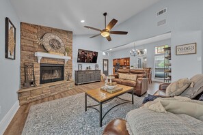 Smart TV, fireplace, video games - Mansfield Farmhouse, Hot Tub, Arcade, Near
AT&T Stadium, Sleeps 6 + Pets OK (Mansfield)