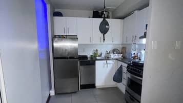 Fridge, oven, stovetop, blender