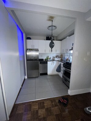 Kjøleskap, ovn, kokeplater og hurtigmikser