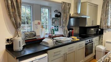 Cottage | Private kitchen | Fridge, electric kettle, toaster, cookware/dishes/utensils
