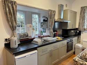 Cottage | Private kitchen | Fridge, microwave, electric kettle, toaster - Talla Hope (Kilmuir)