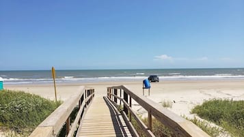 Una spiaggia nelle vicinanze