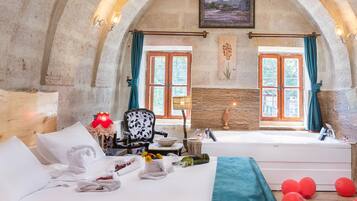 Deluxe kamer | Luxe beddengoed, individueel gedecoreerd, individueel gemeubileerd
