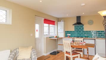 Cottage | Private kitchen | Fridge, toaster, cookware/dishes/utensils