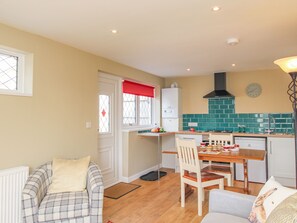 Cottage | Private kitchen | Fridge, toaster, cookware/dishes/utensils - Roundham Cottage (Bridport)