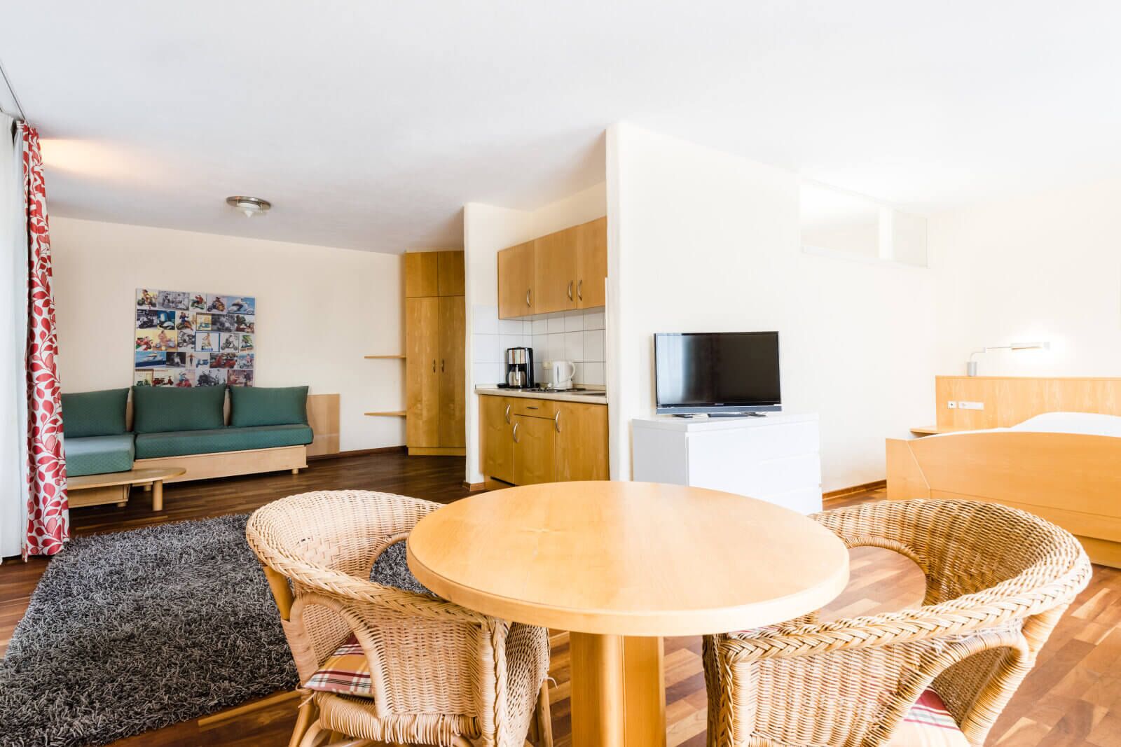 그랜드룸 | 책상, 암막 커튼, 방음 설비, 무료 WiFi