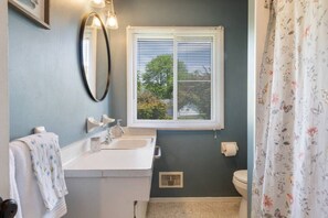 Hair dryer, towels - Cheerful Henrietta 4BDRM. w/Garage - Pets welcome! (Henrietta)