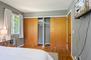 4 bedrooms, iron/ironing board, free WiFi, bed sheets