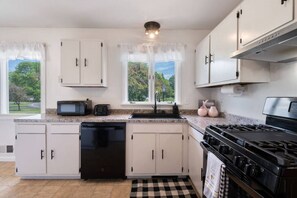 Fridge, oven, stovetop, dishwasher