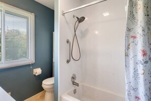 Hair dryer, towels - Cheerful Henrietta 4BDRM. w/Garage - Pets welcome! (Henrietta)