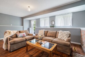 TV - Cheerful Henrietta 4BDRM. w/Garage - Pets welcome! (Henrietta)