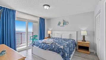 Deluxe Condo, 3 Bedrooms, Balcony, Oceanfront (1202) | Dihias secara berasingan, dilengkapkan perabot secara berasingan