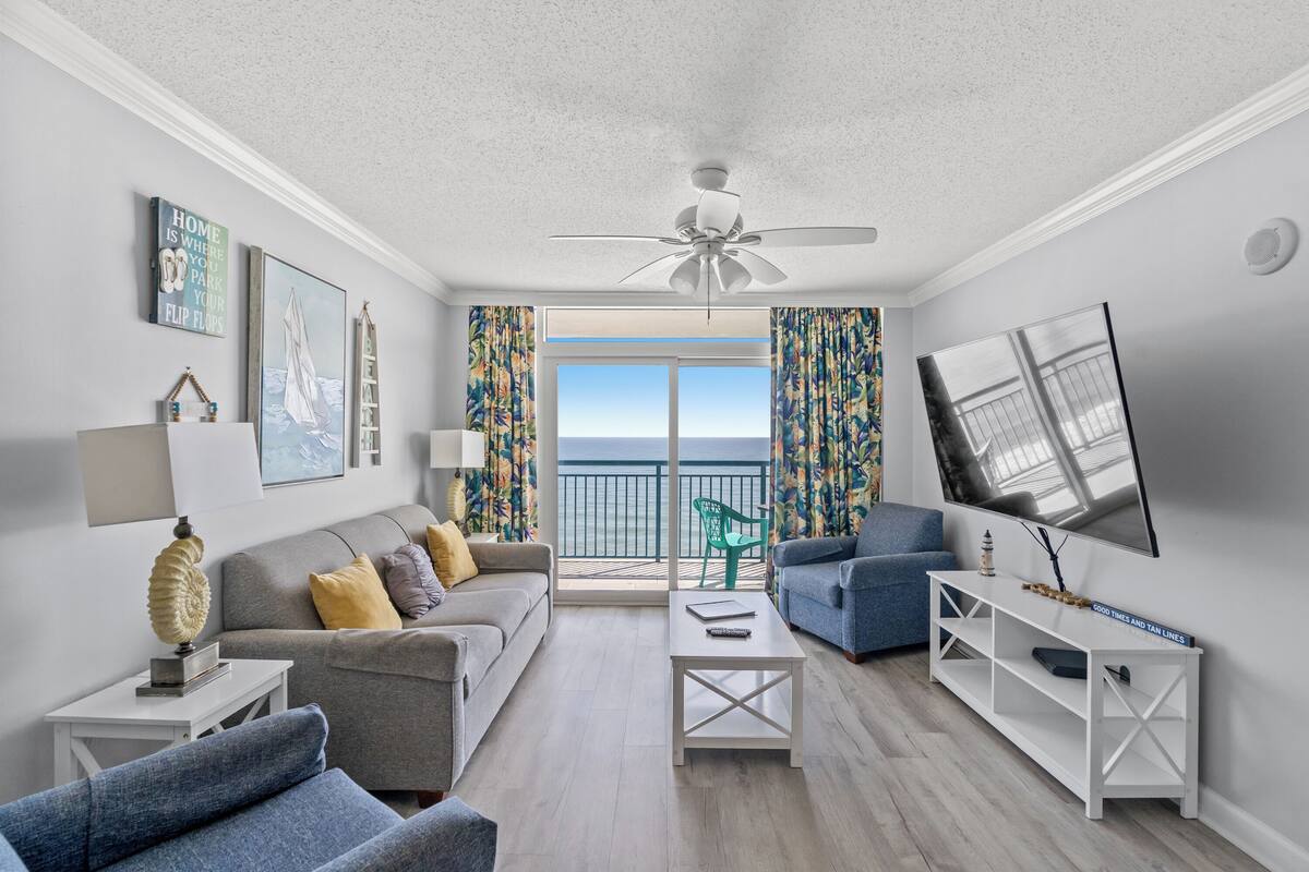 Deluxe Condo, 3 Bedrooms, Balcony, Oceanfront (1202) | Living area
