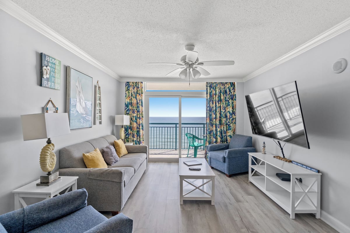 Condo Deluxe, 3 habitaciones, balcón, frente al océano (1202) | Área de sala de estar | Televisión