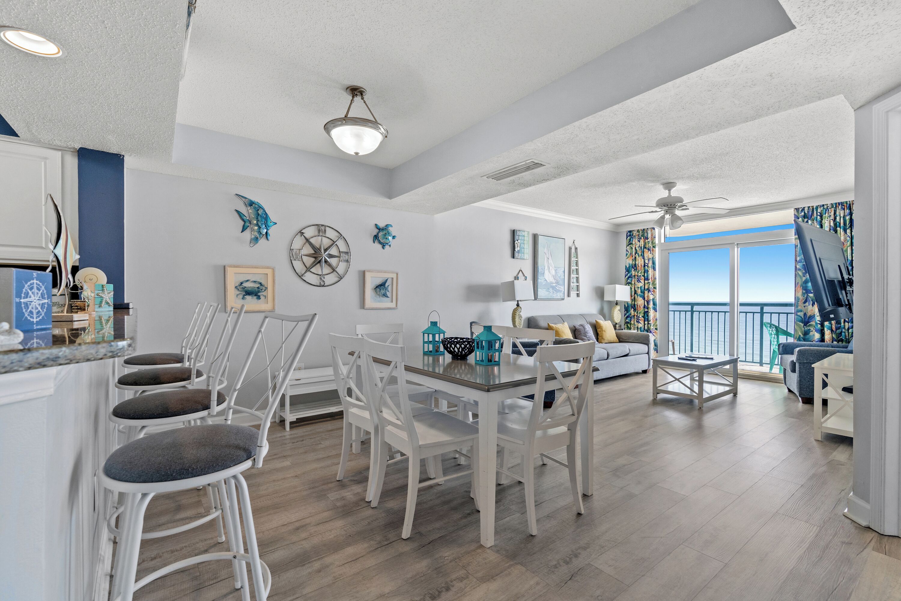 Deluxe Condo, 3 Bedrooms, Balcony, Oceanfront (1202) | In-room dining