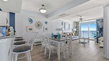 Deluxe Condo, 3 Bedrooms, Balcony, Oceanfront (1202) | In-room dining