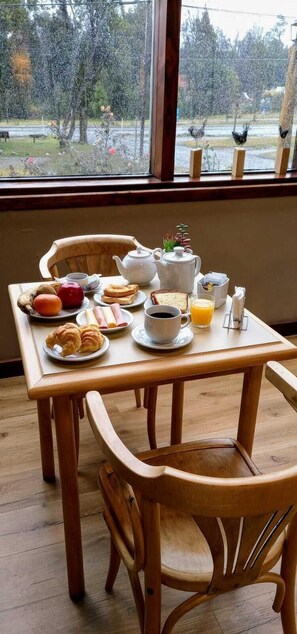 Tägliches inbegriffenes kontinentales Frühstück