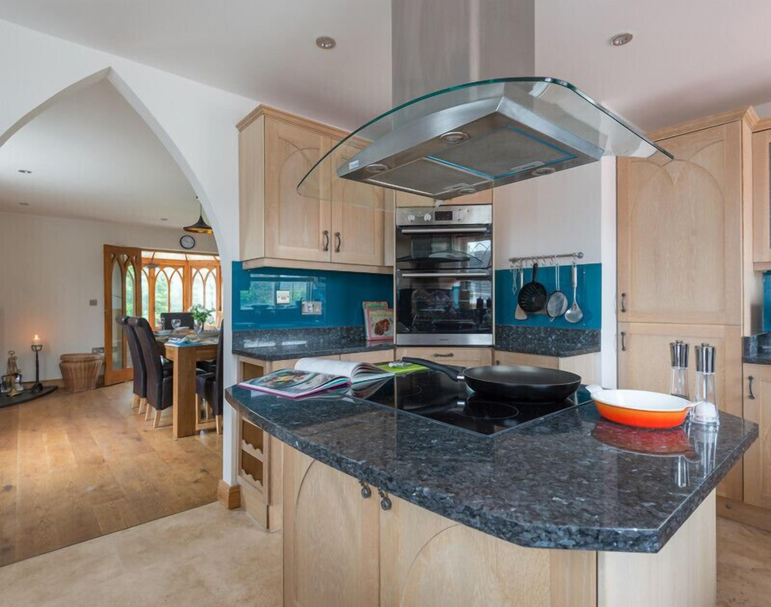 Refrigerador, lavavajillas, tostadora, utensilios de cocina