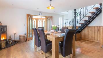 Cottage | Private kitchen | Fridge, dishwasher, toaster, cookware/dishes/utensils