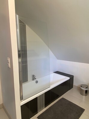 Combined shower/tub - Accommodation La Trinité Surzur 15min from the beach (La Trinité-Surzur)