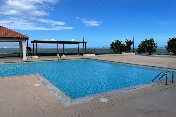 Una piscina al aire libre