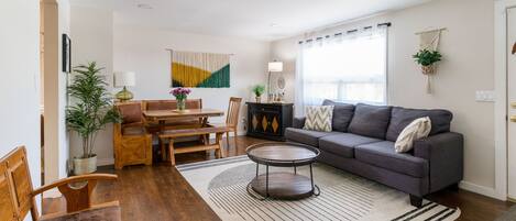 Smart-tv, bordfodbold, bordtennisbord, bøger