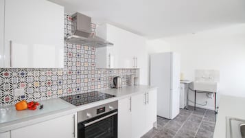 Cottage | Private kitchen | Fridge, dishwasher, cookware/dishes/utensils