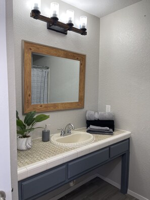 Douche, sèche-cheveux, serviettes fournies, savon