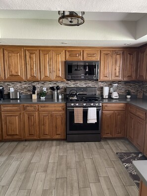 Frigorífic, microones, forn i placa de cuina