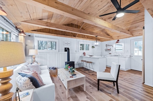 Charming Renovated  Cabin with a Cottage vibe.  Thus "The Cabbage" 