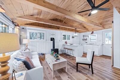 Charming Renovated  Cabin with a Cottage vibe.  Thus "The Cabbage" 